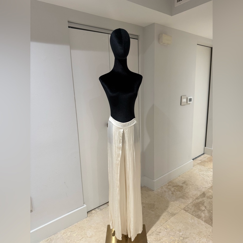 NWT Elegant Cream satin (viscose) wide pants (it seems a skirt on) size S